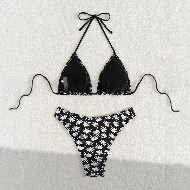 Tvådelad dambikini, triangeltop & trosa med hög benskärning och exotiskt palmmönster, sommarens badkläder.