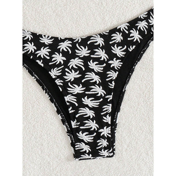 Stilren damtriangelbikini med livfullt palmmönster, högbenskuren bottendel, idealisk för soliga dagar.