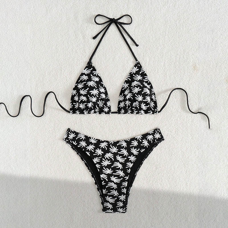 Kvinnors triangelbikini med grönt palmmönster, högbenskuren passform, bekväma badkläder för kvinnor.