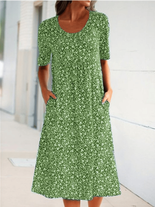 Plusstorlek sommarklänning med blommig design. Bekväm och lätt damklänning för alla kroppar.