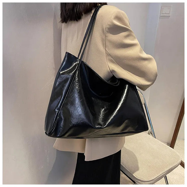 Presenttips: Elegant damväska, en chic axelväska och rymlig handväska för kvinnor.