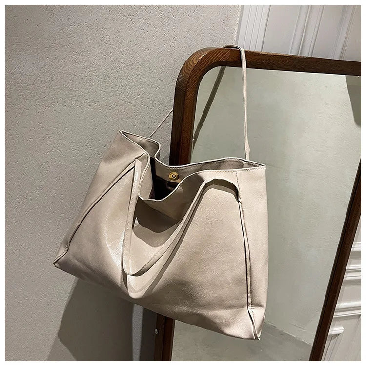 Elegant damväska, en trendig axelväska. Denna hinkväska är rymlig och stilren.