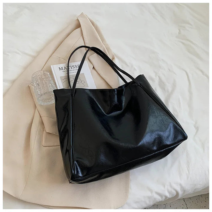 Rymlig hinkväska i chic design, en praktisk handväska för den modebevisna kvinnan.