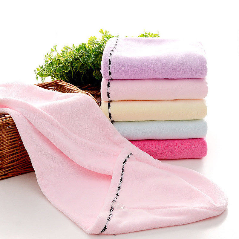 "Damhårduk i ljuslila mikrofiber, superabsorberande, elegant design, idealisk för snabb och skonsam hårtorkning."