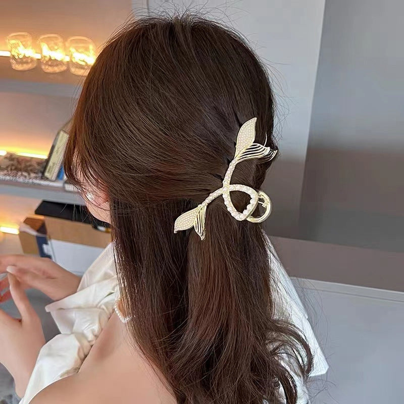 Damhårklämmor i strassmetall, guld och silver, elegant design, perfekt för stil och elegans, kvinnliga accessoarer.