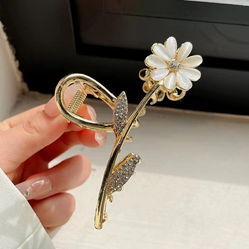 Damhårklämmor i strassmetall, guld och silver, elegant design, perfekt för stil och elegans, kvinnliga accessoarer.