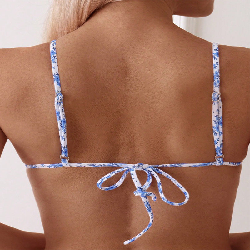 Detaljbild på blommönstret på en damtriangelbikini med levande färger.