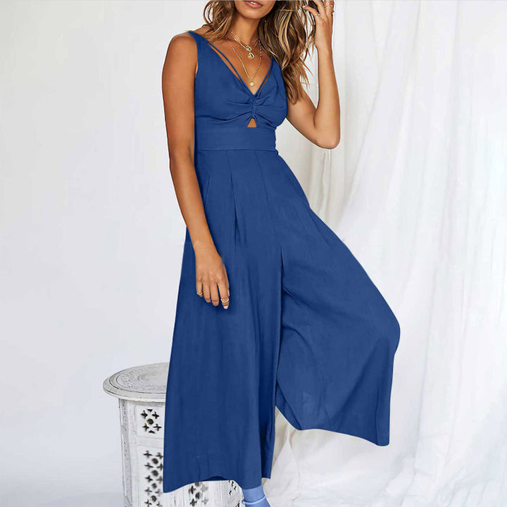 "Dams V-ringad jumpsuit med vida ben, unik utskärning framtill, somrig elegans och komfort i flera färger."