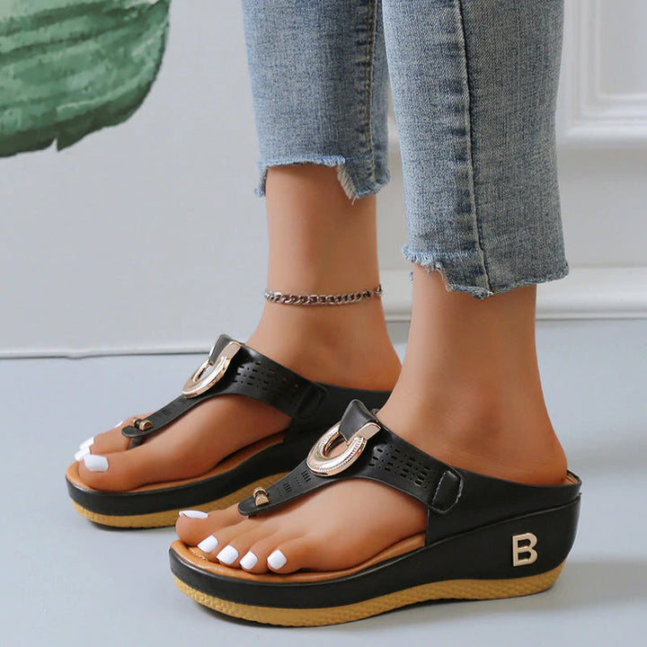 Damsandaler med bling och tjocka kilar i PU-material, visade i trendig sommarstil och finns i flera färger.