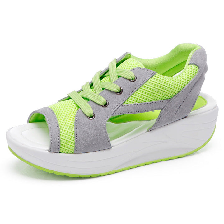 Damsandaler med kilklack, kontrasterande färg och snörning, peep toe-design och ventilerad design.