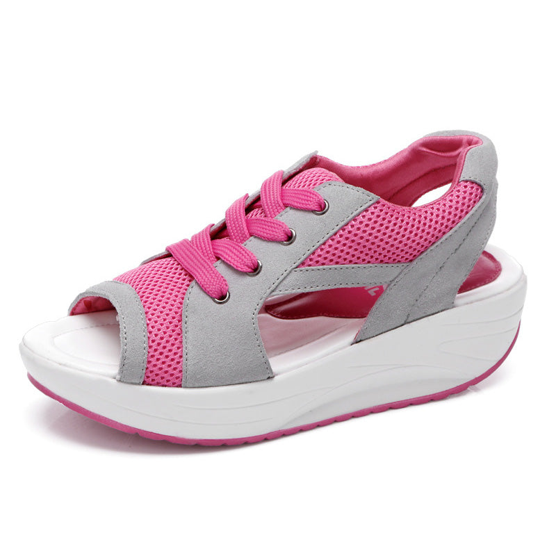 Damsandaler med kilklack, kontrasterande färg och snörning, peep toe-design och ventilerad design.