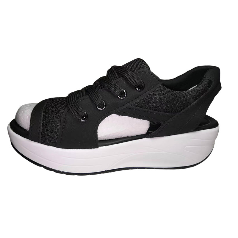 Damsandaler med kilklack, kontrasterande färg och snörning, peep toe-design och ventilerad design.