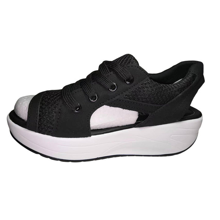 Damsandaler med kilklack, kontrasterande färg och snörning, peep toe-design och ventilerad design.