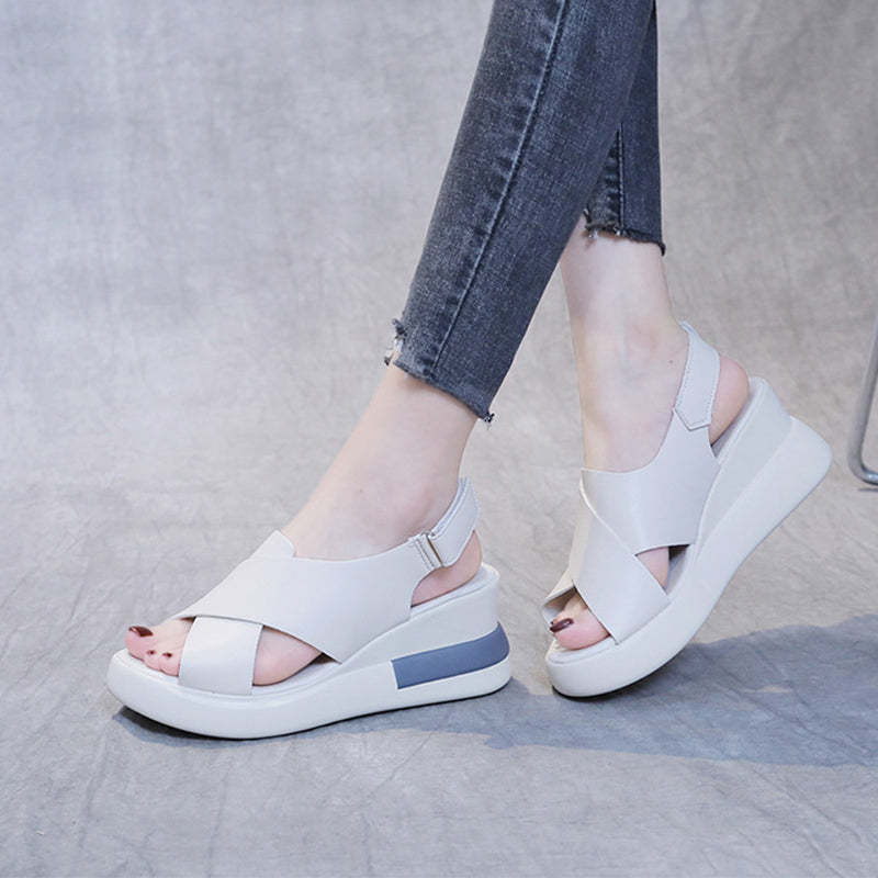 "Damsandaler öppen tå fiskmundesign i PU-läder svart beige, eleganta och bekväma för sommarbruk."