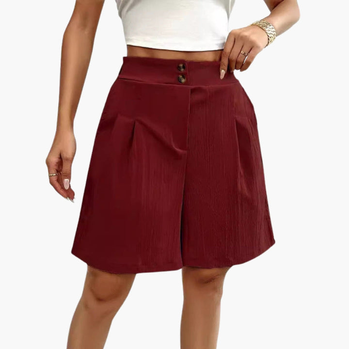Damshorts med hög midja för komfort och stil. Med dekorativa knappar och sidofickor. Sommarfavorit.