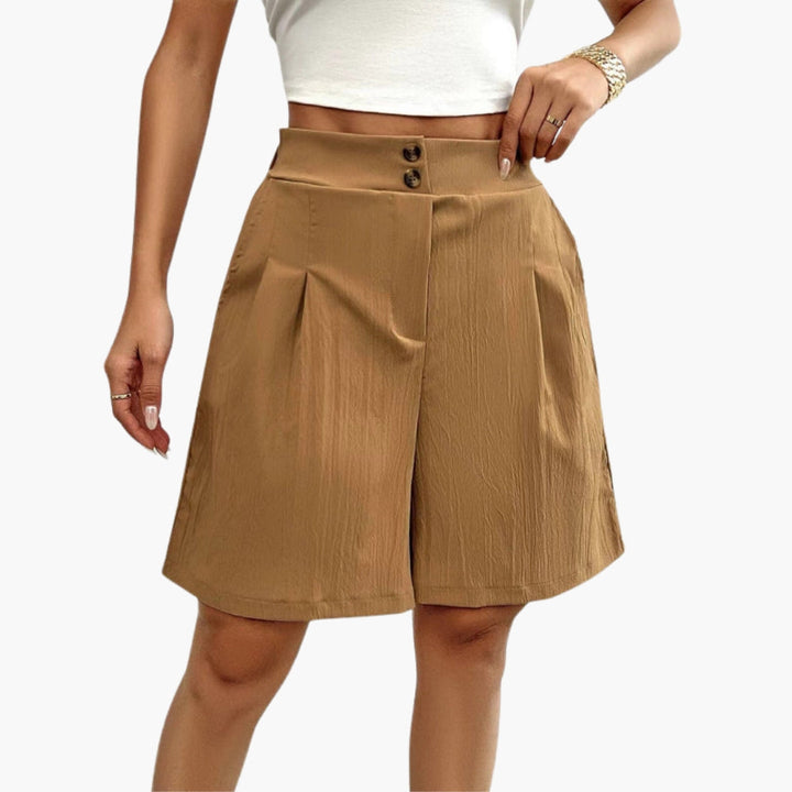 Bekväma damshorts med hög midja, perfekta för sommaren. Stilrena med dekorativa knappar och fickor.