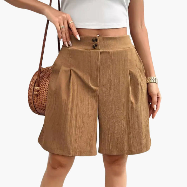 Eleganta damshorts med dekorativa knappar, hög midja och sidofickor. Ett måste för sommargarderoben.