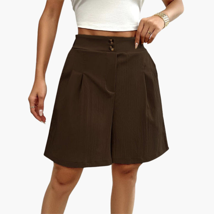 Sommarshorts med hög midja, designade med dekorativa knappar. Perfekta för en elegant och bekväm stil.