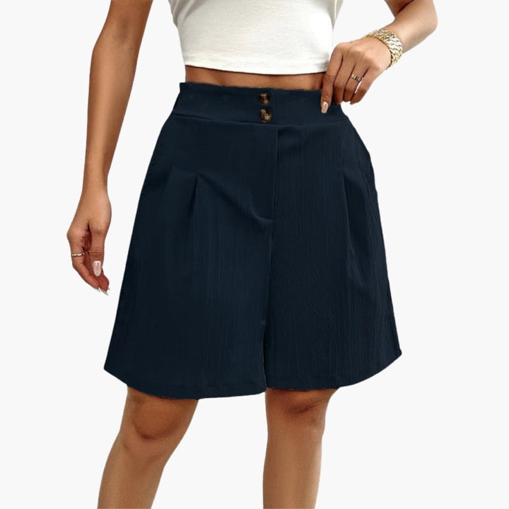 Bekväma damshorts med elegant design, hög midja och dekorativa knappar. Idealiska för sommarbruk.