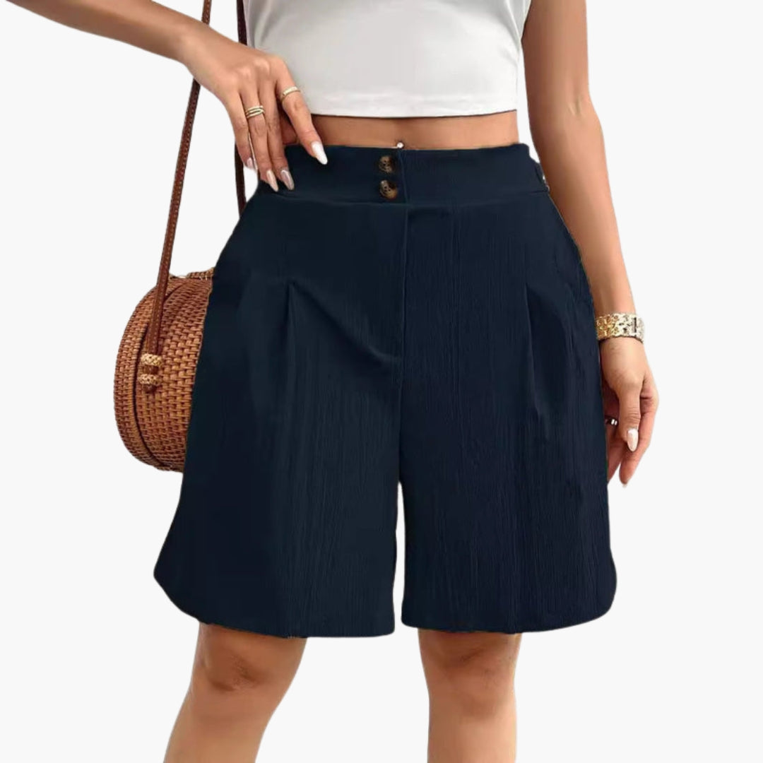 Snygga damshorts för sommaren med hög midja, dekorativa knappar och rymliga sidofickor.