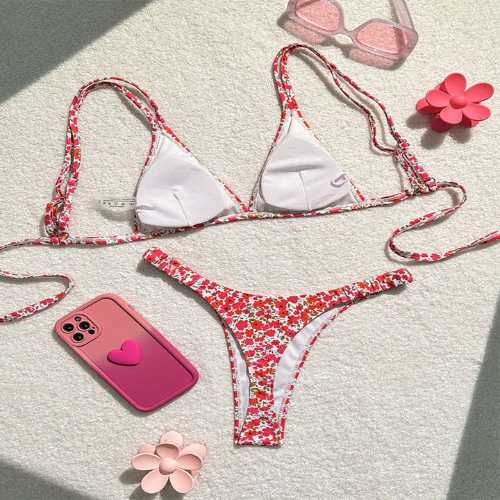 Snygg damsk triangelbikini med blomprint, justerbar passform. Idealiskt strandmode och simkläder för kvinnor.