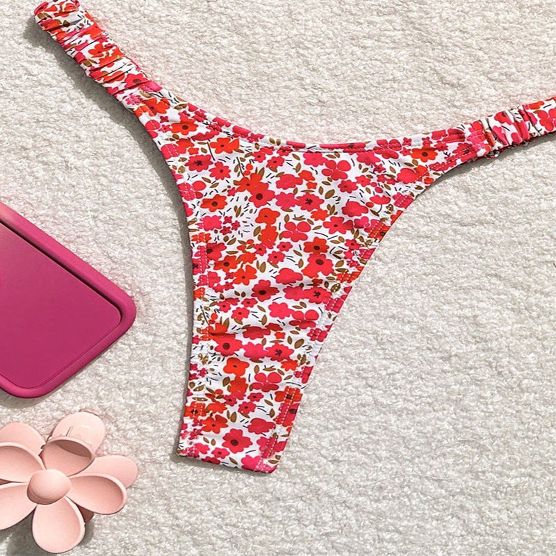 Livlig damsk bikini med blommönster. Justerbar triangeltopp och trosa för bekväm sommarstil vid vattnet.