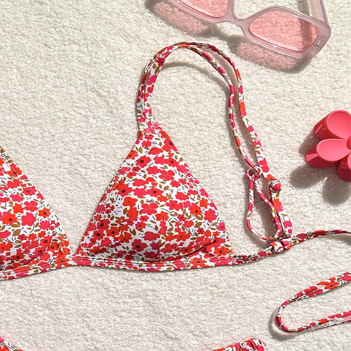 Komplett damsk triangelbikini-set i blommigt tyg. Badkläder med justerbara band för perfekt passform.