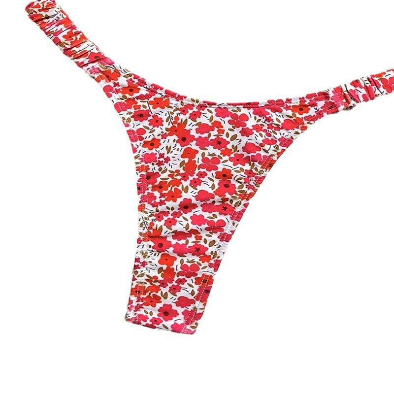 Somrig damsk triangelbikini med blommor, justerbara axelband. Bekväma badkläder för avkoppling och strandliv.