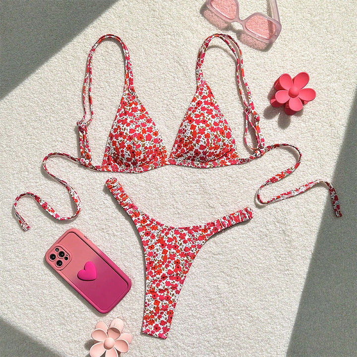 Trendig damsk triangelbikini med blommigt print. Justerbara simkläder, perfekt strandmode för sommaren 2024.