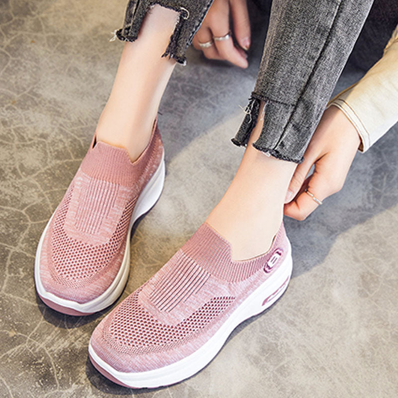 Stilrena damsneakers i mesh med plattformssula, perfekt för en bekväm och trendig look.