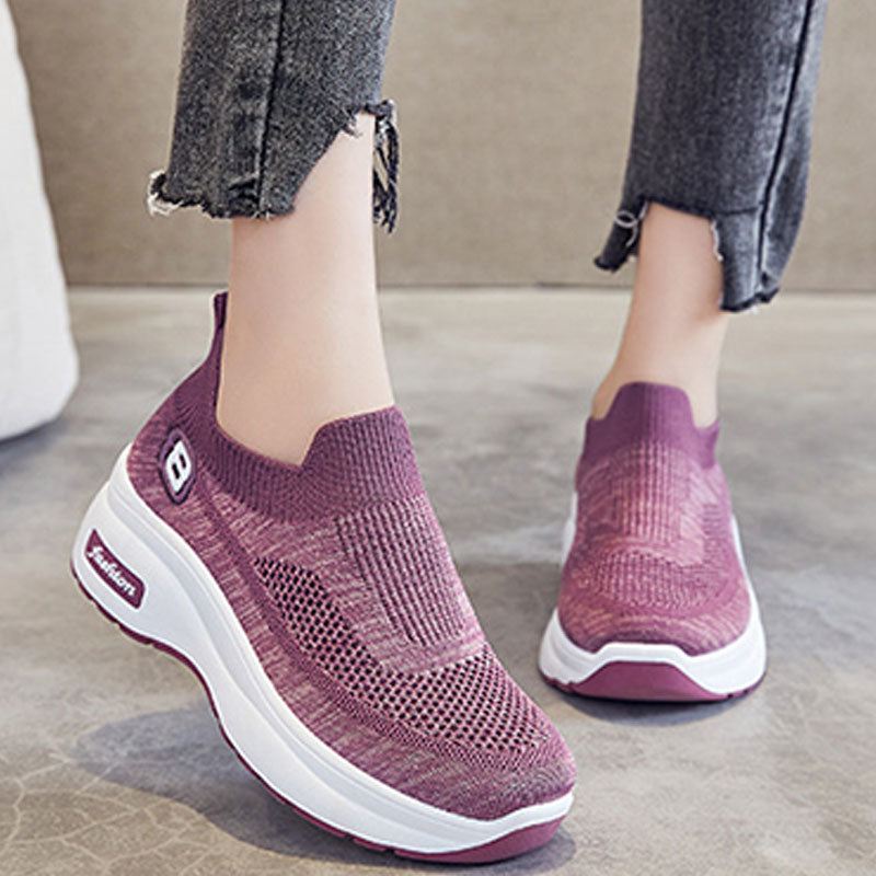 Stilrena damsneakers i mesh med plattformssula, perfekt för en bekväm och trendig look.