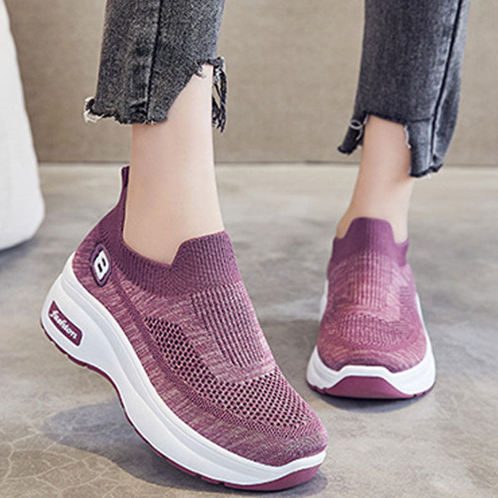 Stilrena damsneakers i mesh med plattformssula, perfekt för en bekväm och trendig look.