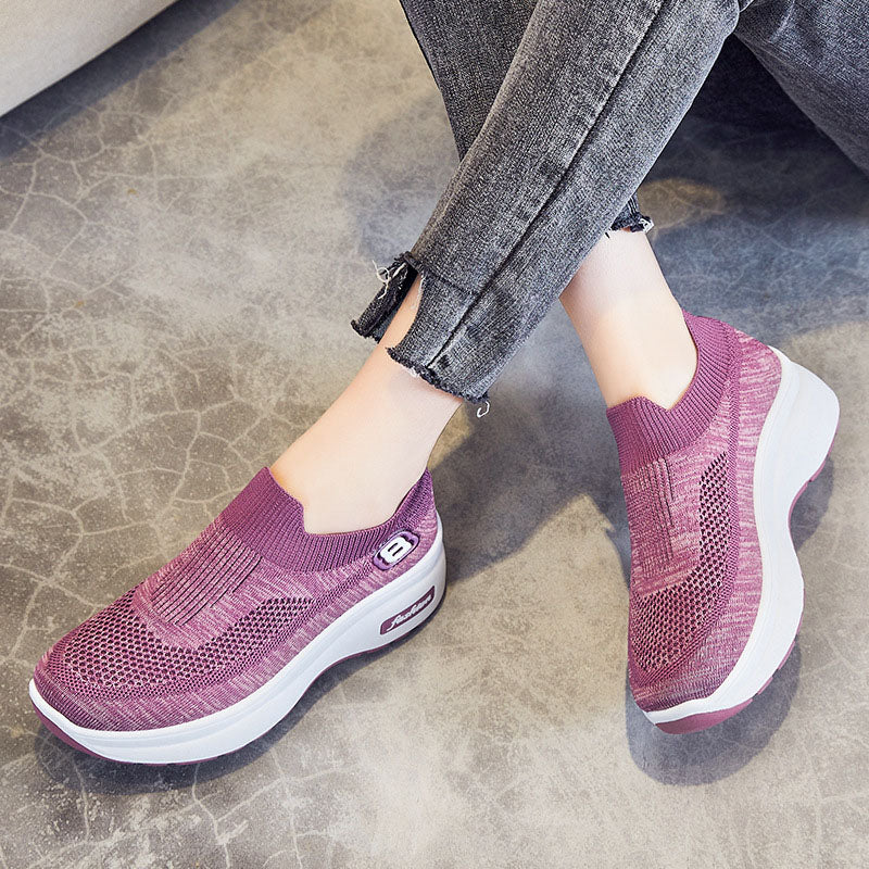 Stilrena damsneakers i mesh med plattformssula, perfekt för en bekväm och trendig look.