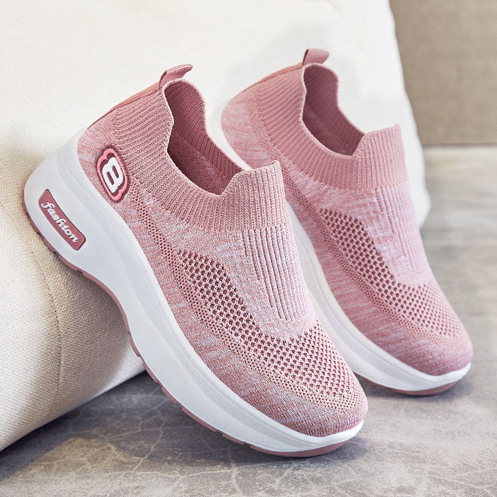 Stilrena damsneakers i mesh med plattformssula, perfekt för en bekväm och trendig look.