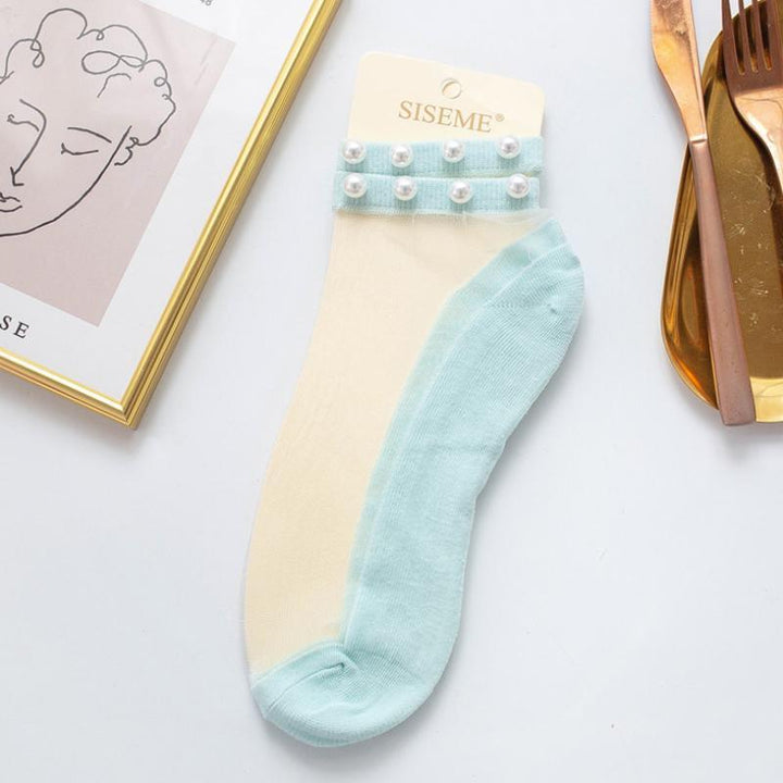"Damsockor ankel i mjukt silke, andningsbara och lätta, i flera färger, eleganta och elastiska för optimal passform."