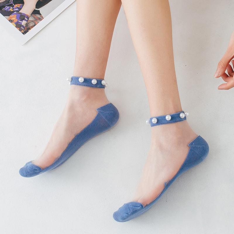 "Damsockor ankel i mjukt silke, andningsbara och lätta, i flera färger, eleganta och elastiska för optimal passform."