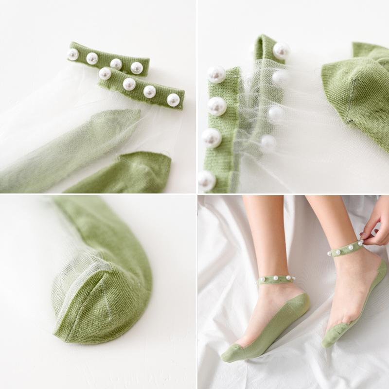 "Damsockor ankel i mjukt silke, andningsbara och lätta, i flera färger, eleganta och elastiska för optimal passform."