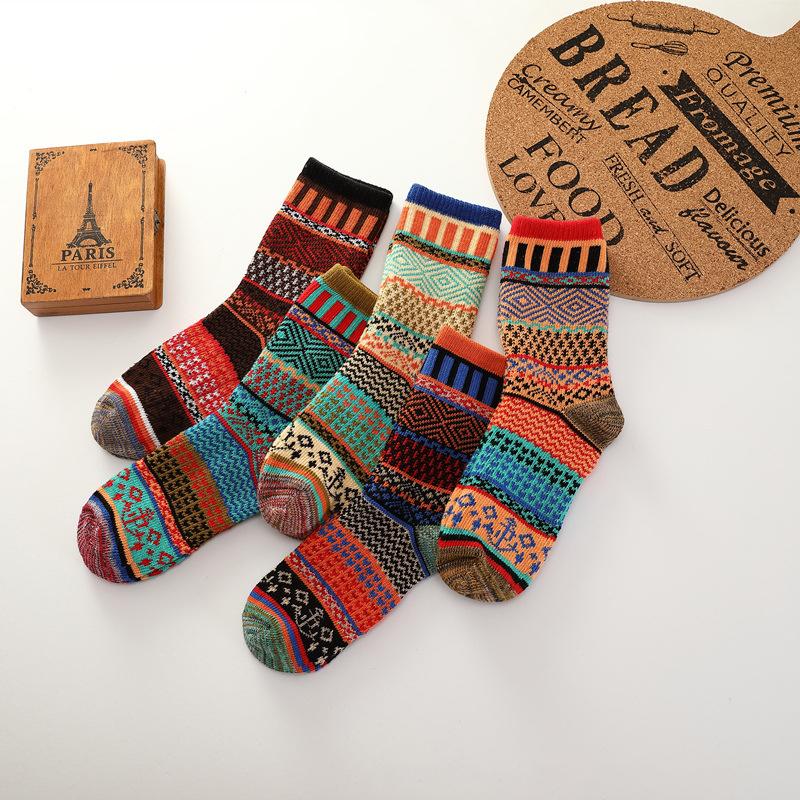 "Damsockor i retro etniskt mönster, tjock ull, färgglada mönster, idealiska för vinter. Välj mellan flera färger."