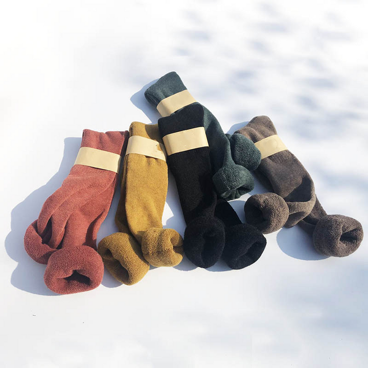 "Damsockor, knästrumpor med kabelstickad design, värmande elegans i grått, idealiska för kallt väder och stil."
