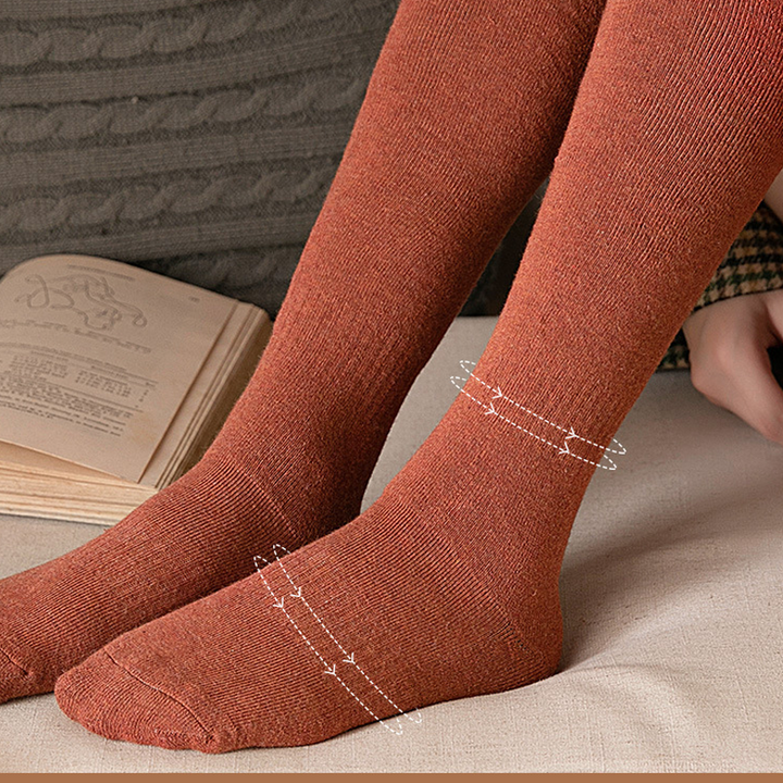 "Damsockor, knästrumpor med kabelstickad design, värmande elegans i grått, idealiska för kallt väder och stil."