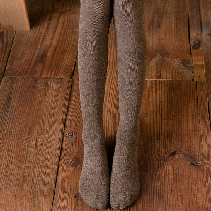 "Damsockor, knästrumpor med kabelstickad design, värmande elegans i grått, idealiska för kallt väder och stil."