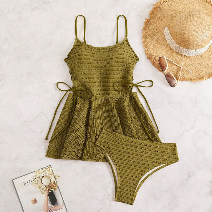 Damtankini-set i olivgrönt med justerbara axelband och elegant omlottdetalj för strand och simning.