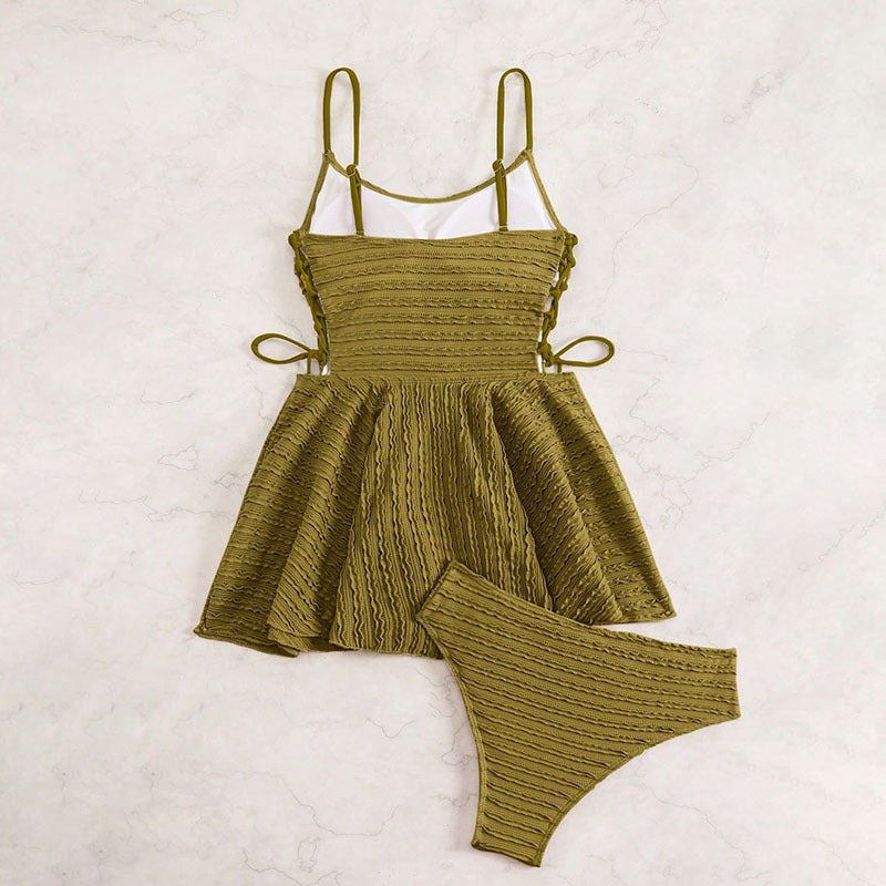 Modernt tankini-set för dam i olivgrönt, utmärkt för simkläder, pool och strandaktiviteter.