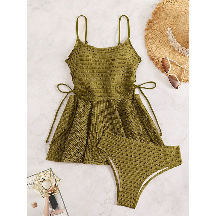 Snygg olivgrön damtankini med smickrande passform och modern omlottdesign, perfekt för semester.
