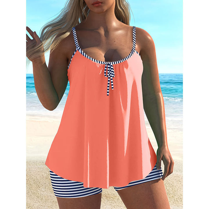 Damtankini-set med asymmetrisk topp och randiga shorts, perfekt för strand och sommar.