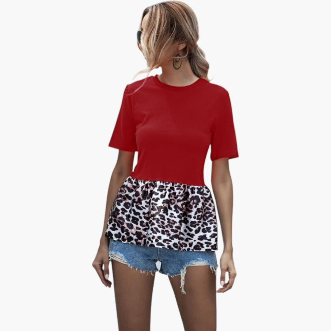 Damtop med rund hals, kort ärm och trendig lagerfåll. Idealisk för sommar och vardagslook.