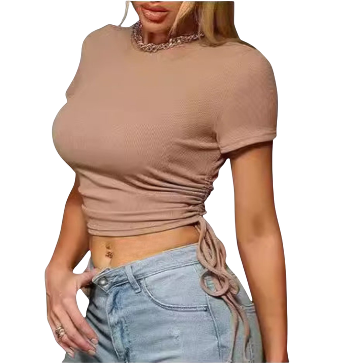 Ribbad kort topp för damer med rund hals. Modern croptop med justerbara knytband för sommar och vardag.