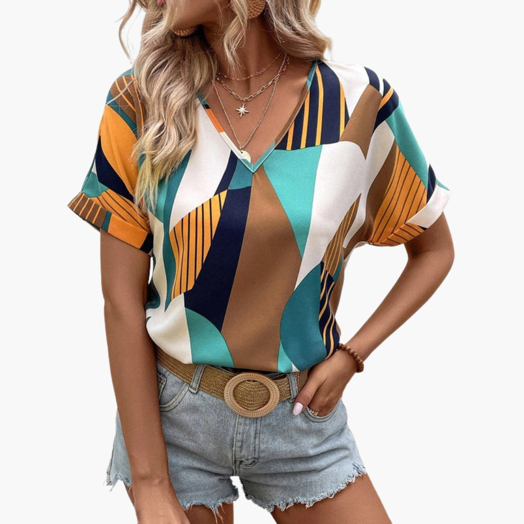 Damtopp med V-ringning, geometriskt tryck och korta ärmar i bekväm casual design.