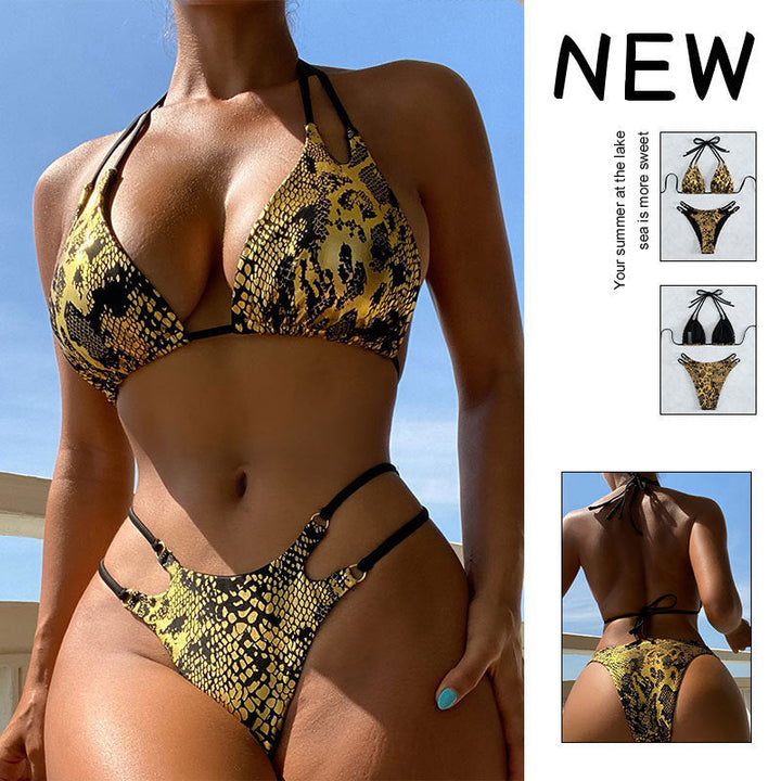 Damtrekantsbikini med trendigt ormskinnsmönster. Stilren design för strand och pool, perfekt sommaroutfit.