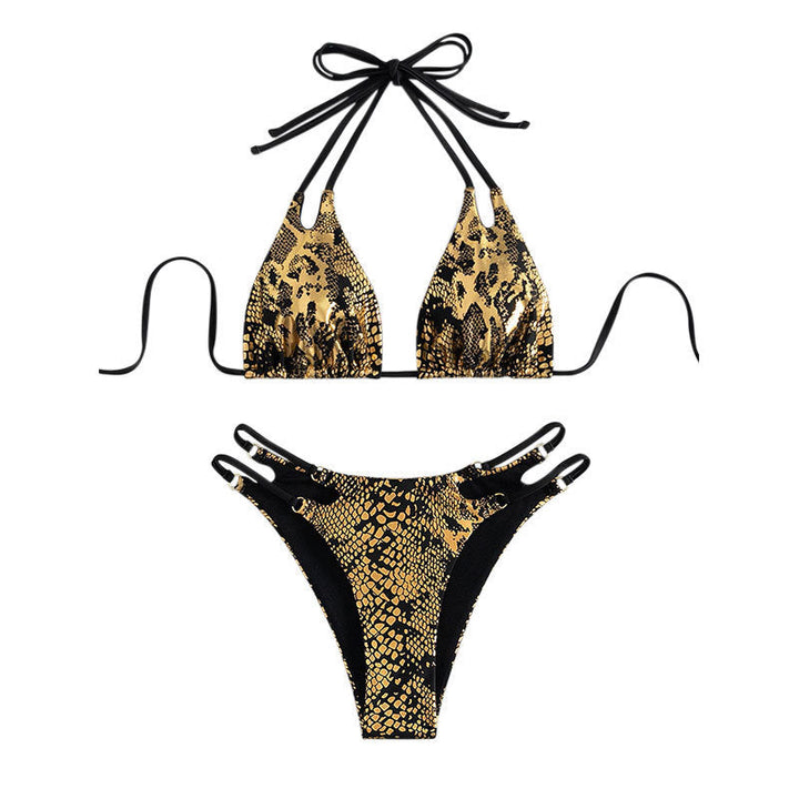 Elegant ormskinnsmönstrad damtrekantsbikini. Perfekta badkläder och simkläder för soliga dagar.